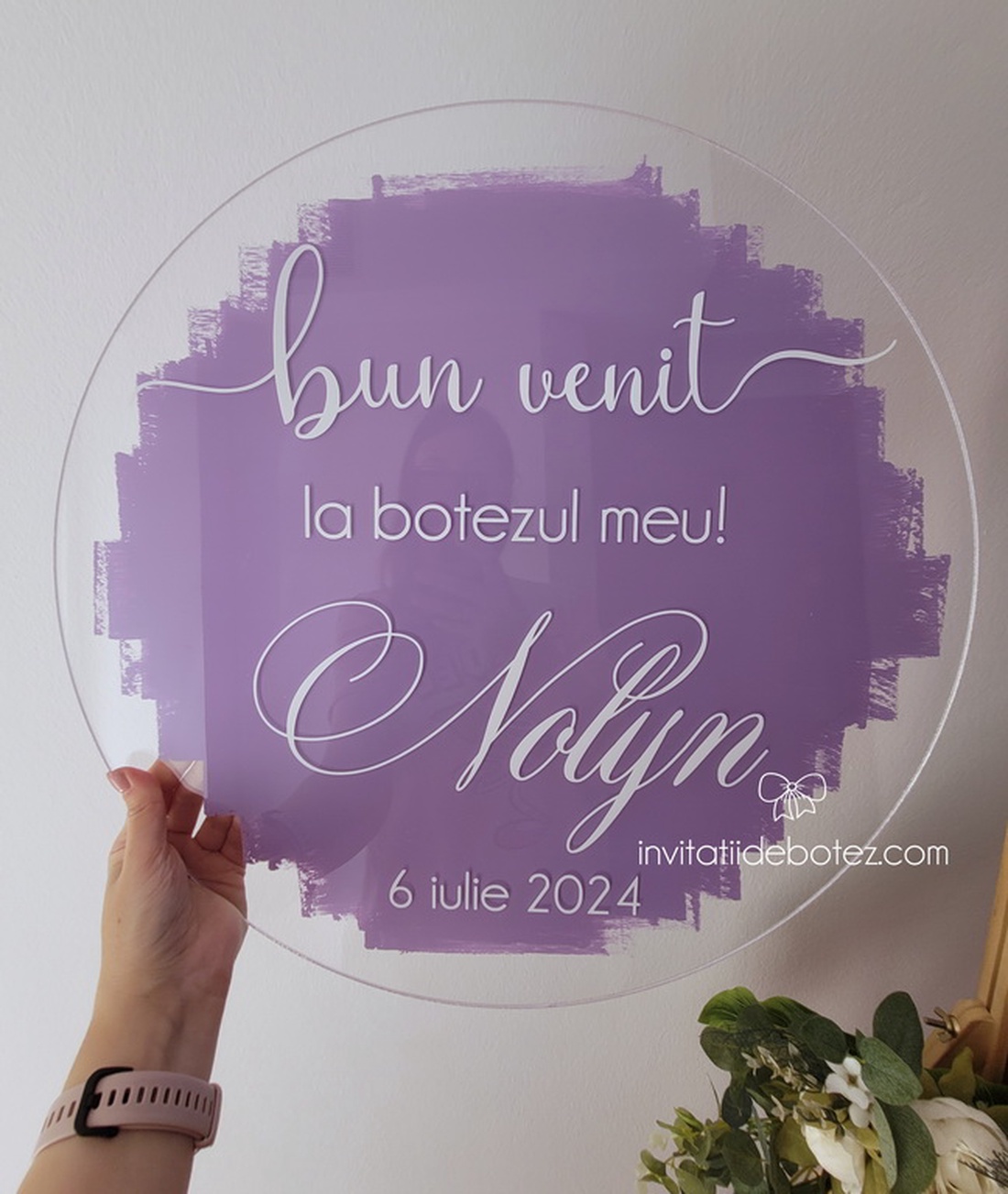 Panou plexiglas rotund de intampinare pentru botez lila si alb - accesorii nuntă - materiale decor pentru nuntă - tablouri și indicatoare nuntă - Artynos.ro