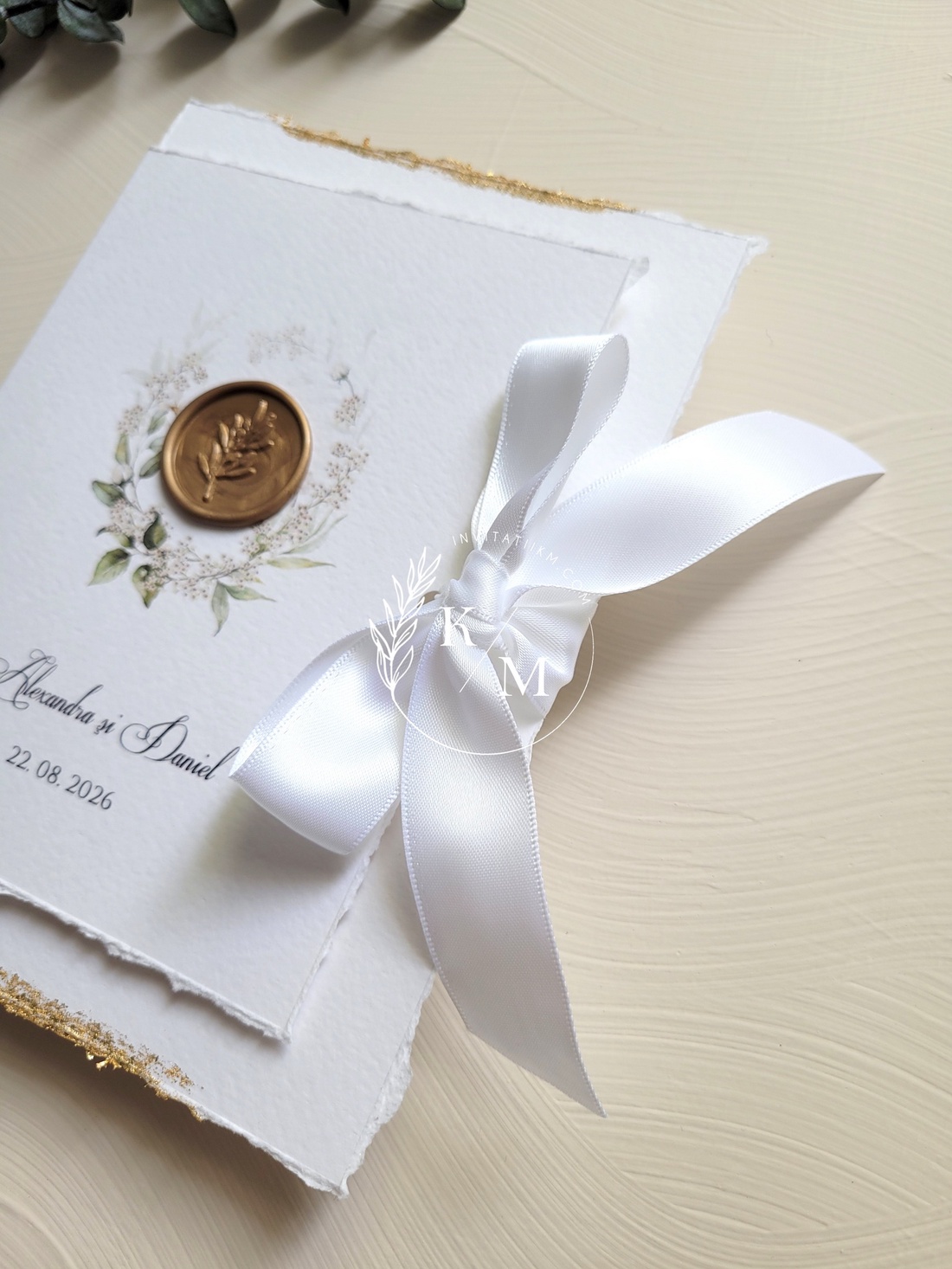 Invitatii de nunta cu margini franjurate, detalii aurii, coronita florala si sigilii - accesorii nuntă - invitații și felicitări de nuntă - invitații nuntă - Artynos.ro