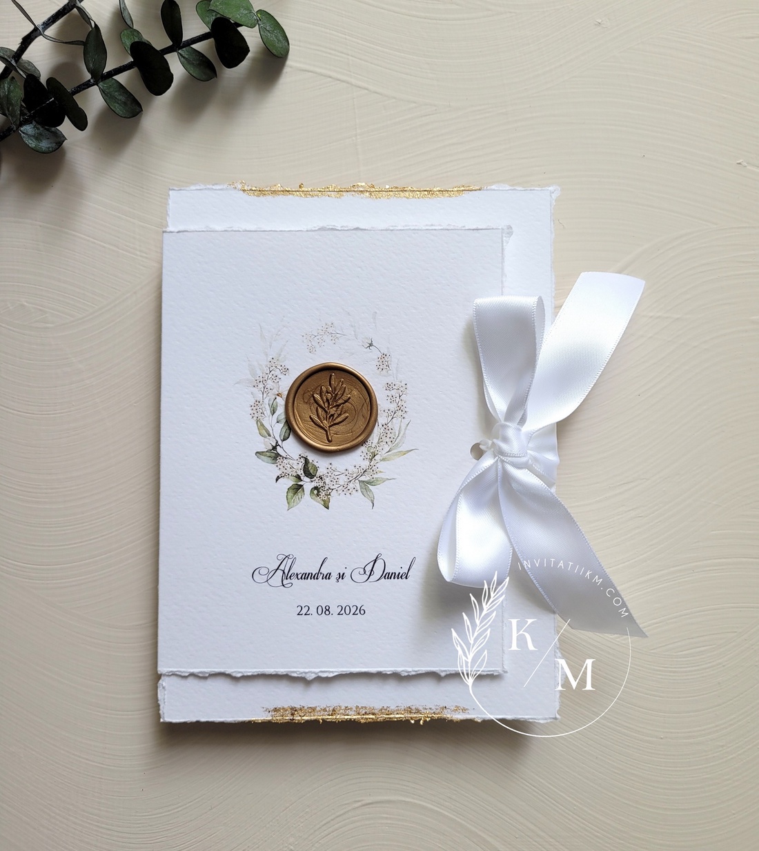 Invitatii de nunta cu margini franjurate, detalii aurii, coronita florala si sigilii - accesorii nuntă - invitații și felicitări de nuntă - invitații nuntă - Artynos.ro