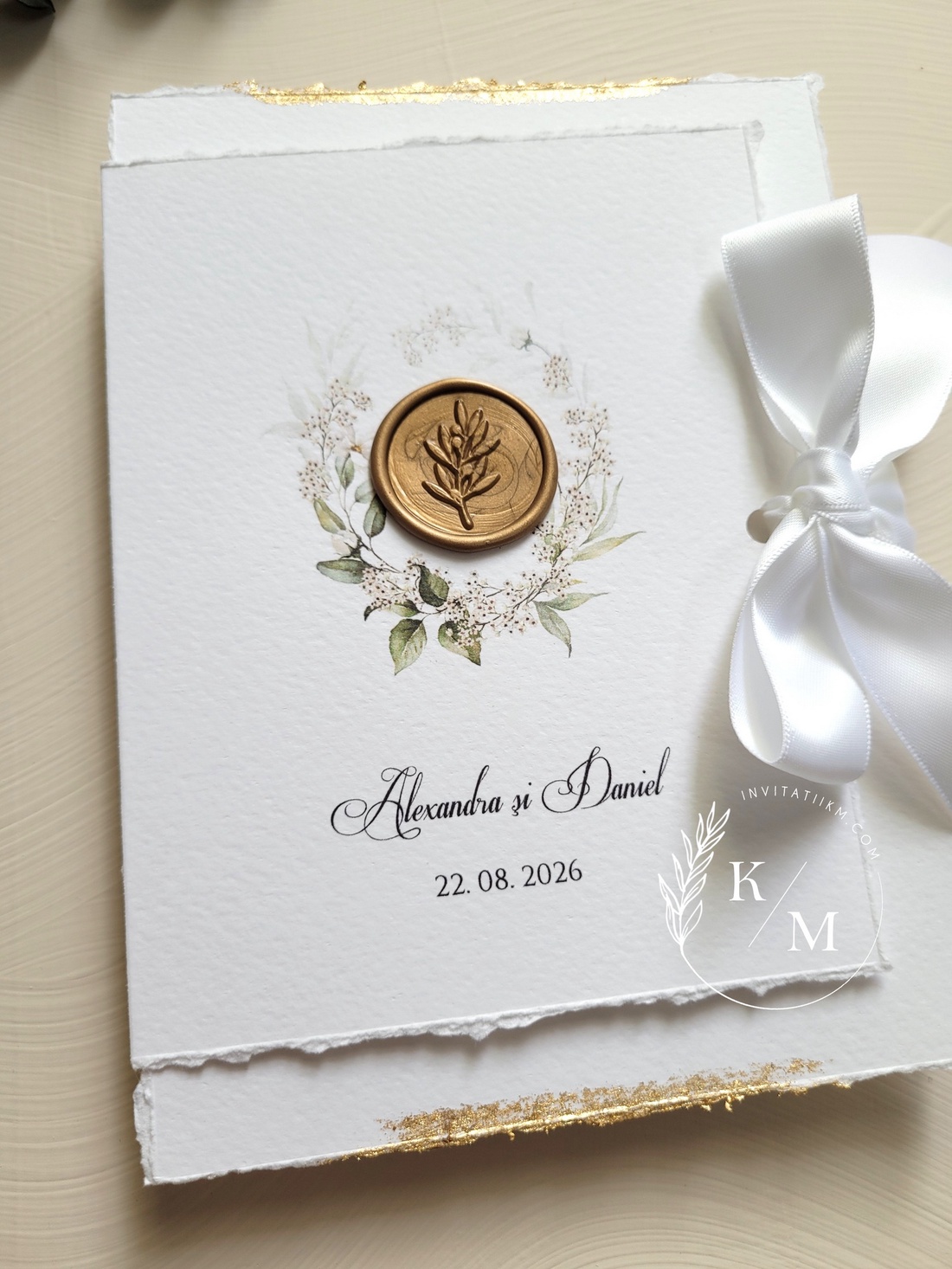 Invitatii de nunta cu margini franjurate, detalii aurii, coronita florala si sigilii - accesorii nuntă - invitații și felicitări de nuntă - invitații nuntă - Artynos.ro