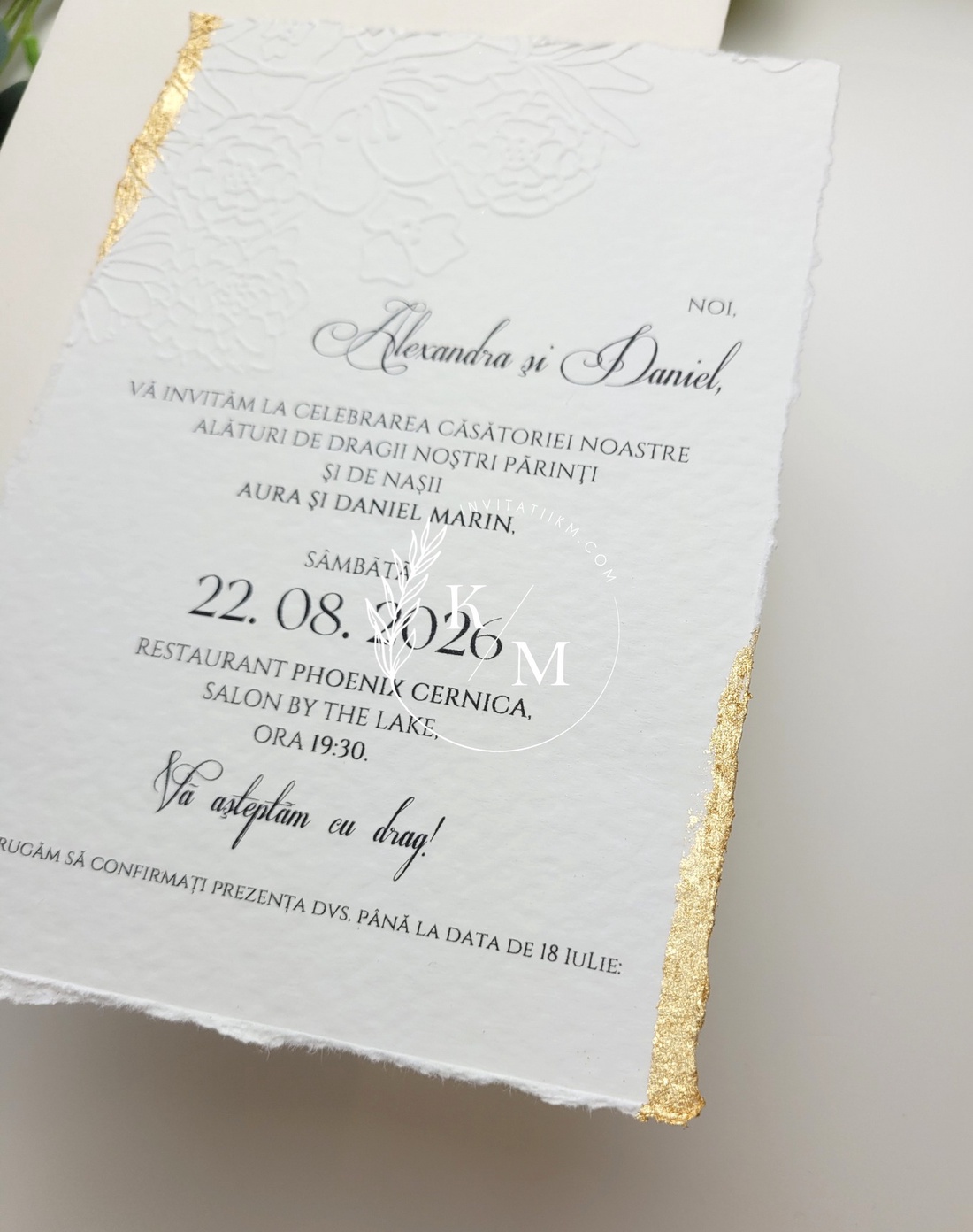 Invitatii de nunta cu embosaj floral, margini franjurate, detalii aurii si sigilii - accesorii nuntă - invitații și felicitări de nuntă - invitații nuntă - Artynos.ro