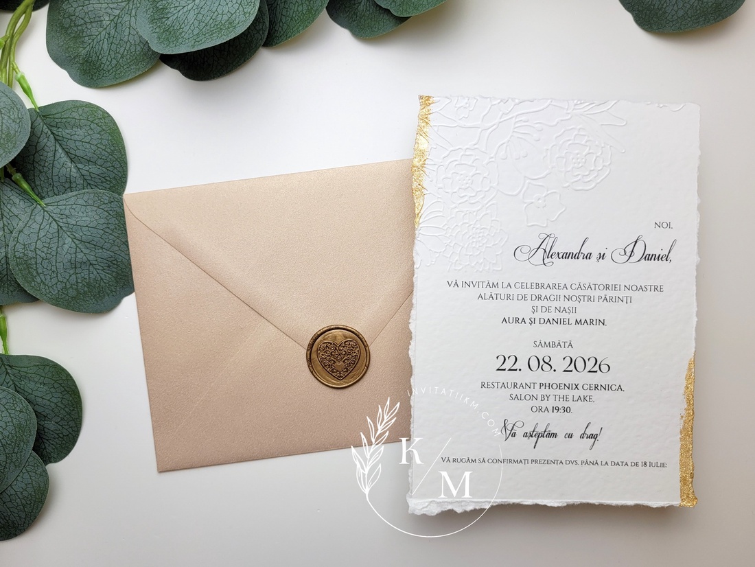 Invitatii de nunta cu embosaj floral, margini franjurate, detalii aurii si sigilii - accesorii nuntă - invitații și felicitări de nuntă - invitații nuntă - Artynos.ro