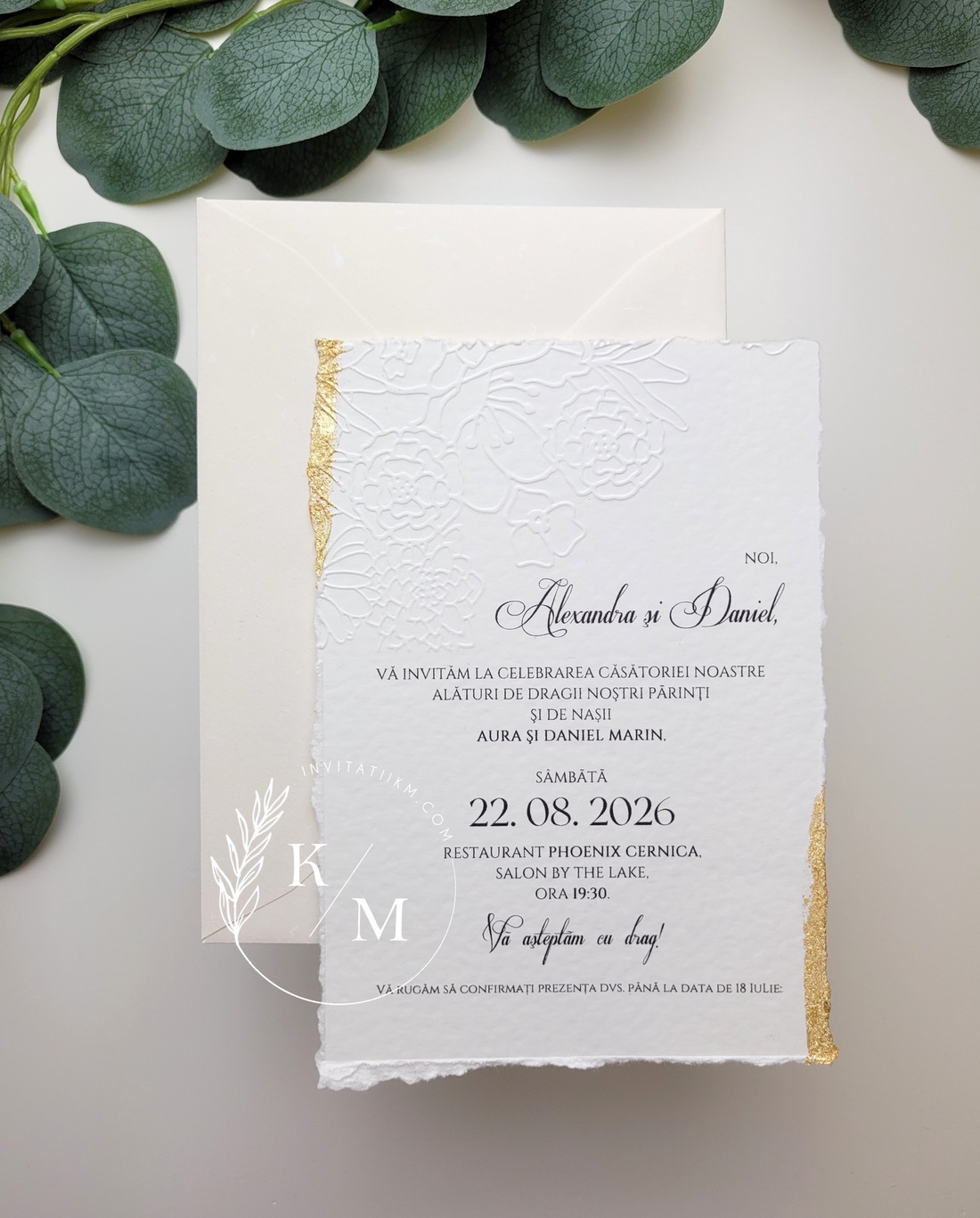 Invitatii de nunta cu embosaj floral, margini franjurate, detalii aurii si sigilii - accesorii nuntă - invitații și felicitări de nuntă - invitații nuntă - Artynos.ro