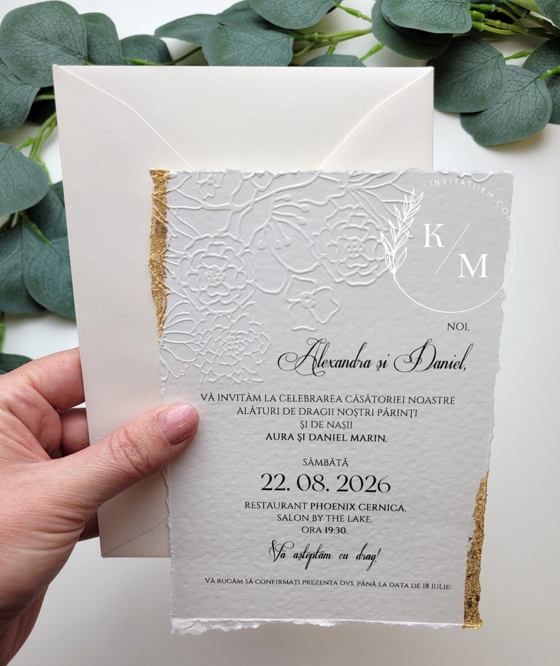 Invitatii de nunta cu embosaj floral, margini franjurate, detalii aurii si sigilii - accesorii nuntă - invitații și felicitări de nuntă - invitații nuntă - Artynos.ro