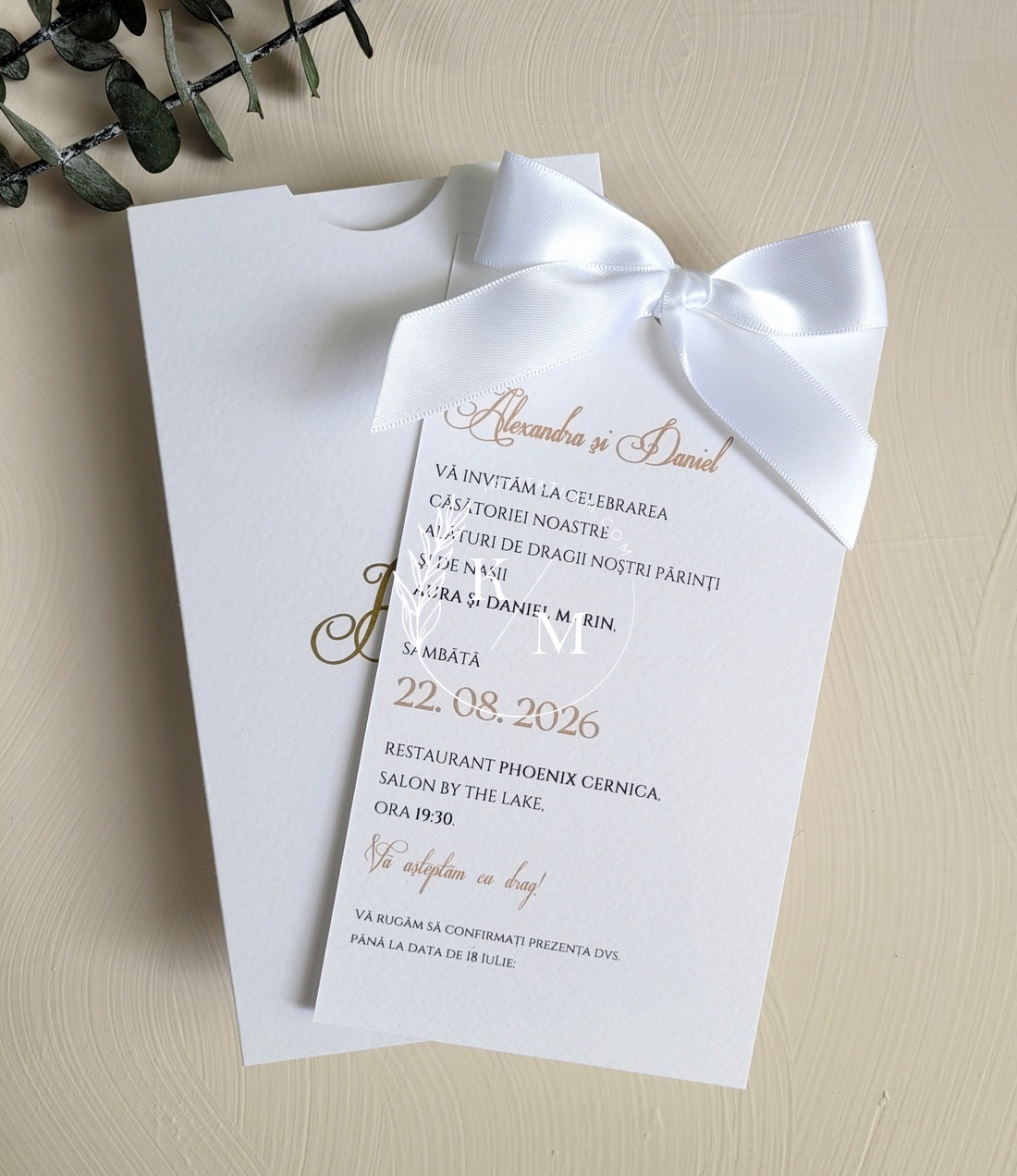 Invitatii de nunta cu plic handmade si fundite albe - accesorii nuntă - invitații și felicitări de nuntă - invitații nuntă - Artynos.ro