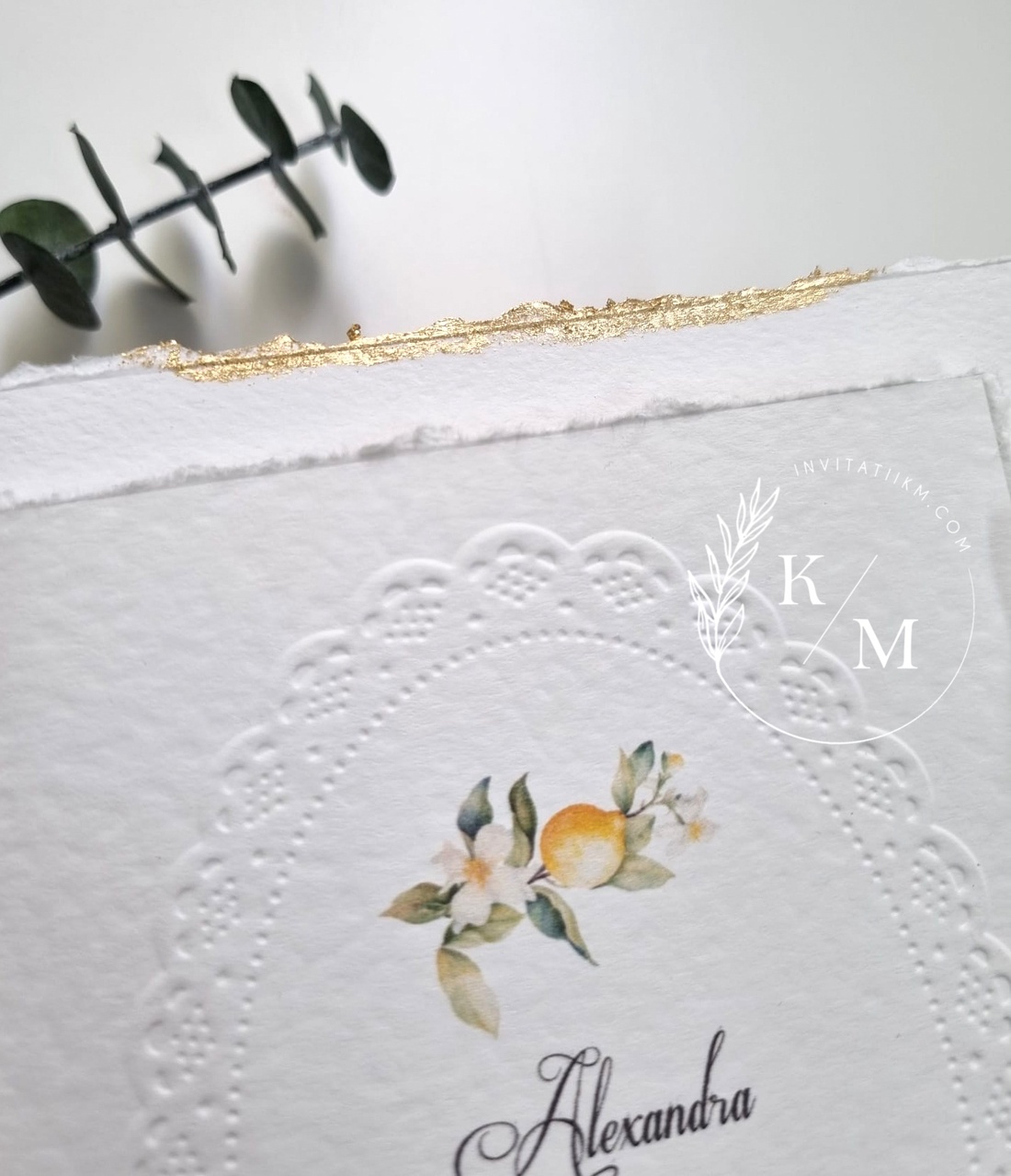 Invitatii de nunta cu margini franjurate, detalii aurii si lamai - accesorii nuntă - invitații și felicitări de nuntă - invitații nuntă - Artynos.ro