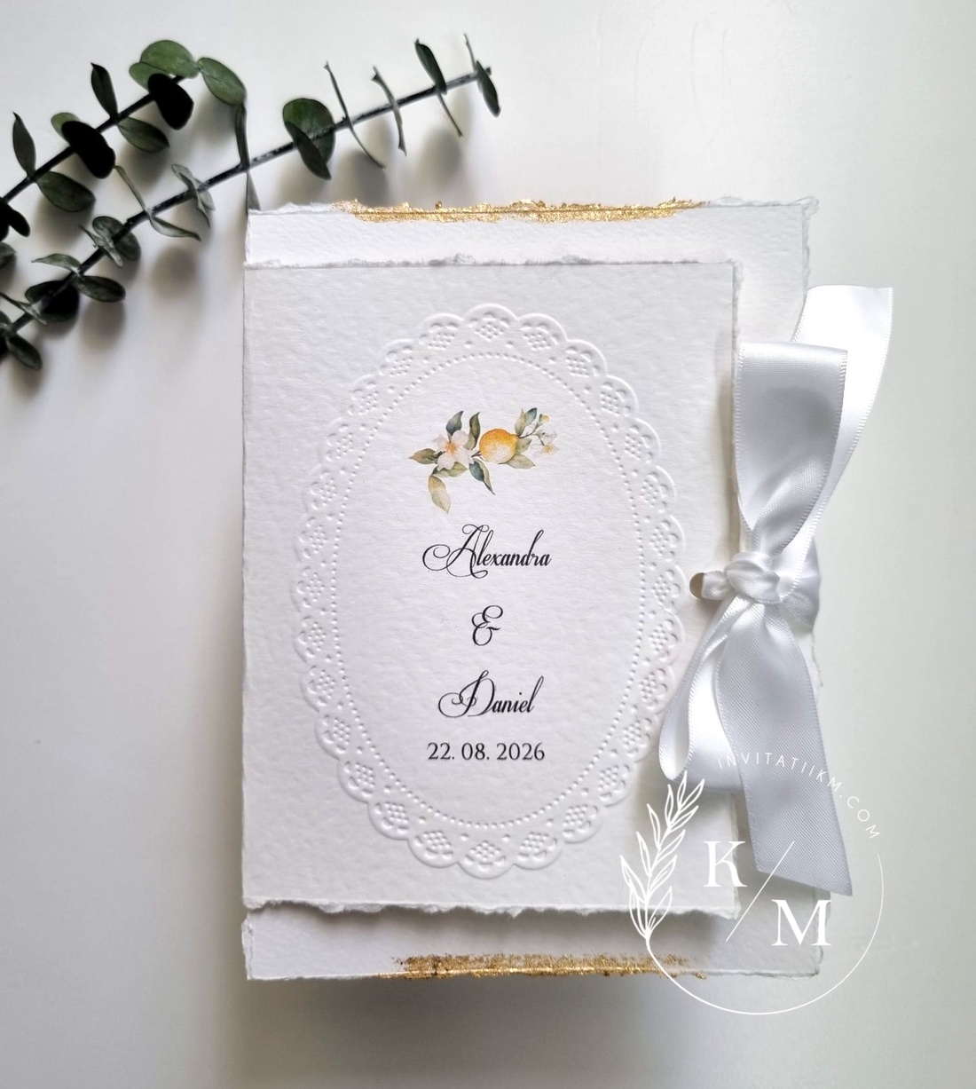 Invitatii de nunta cu margini franjurate, detalii aurii si lamai - accesorii nuntă - invitații și felicitări de nuntă - invitații nuntă - Artynos.ro