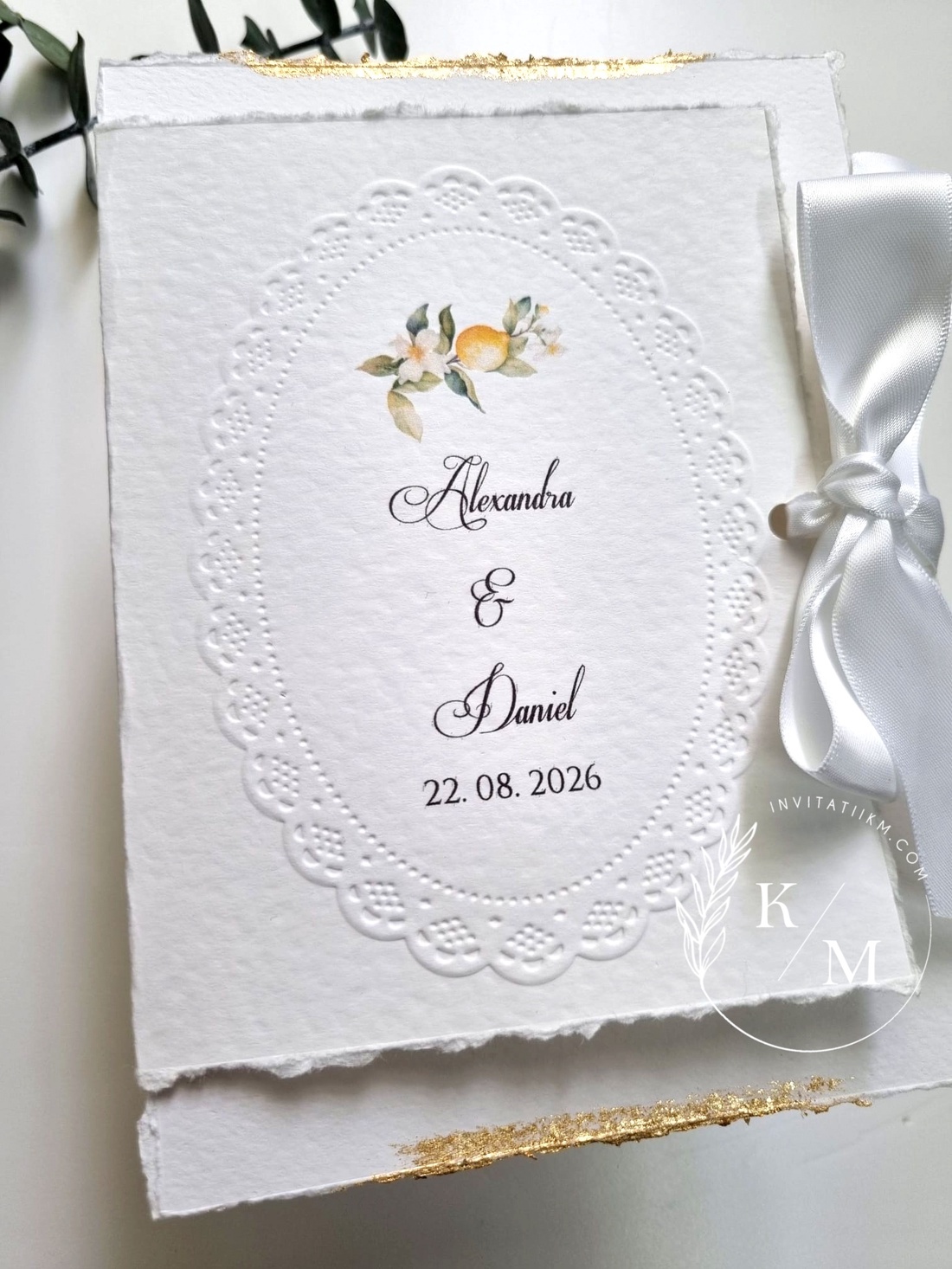 Invitatii de nunta cu margini franjurate, detalii aurii si lamai - accesorii nuntă - invitații și felicitări de nuntă - invitații nuntă - Artynos.ro