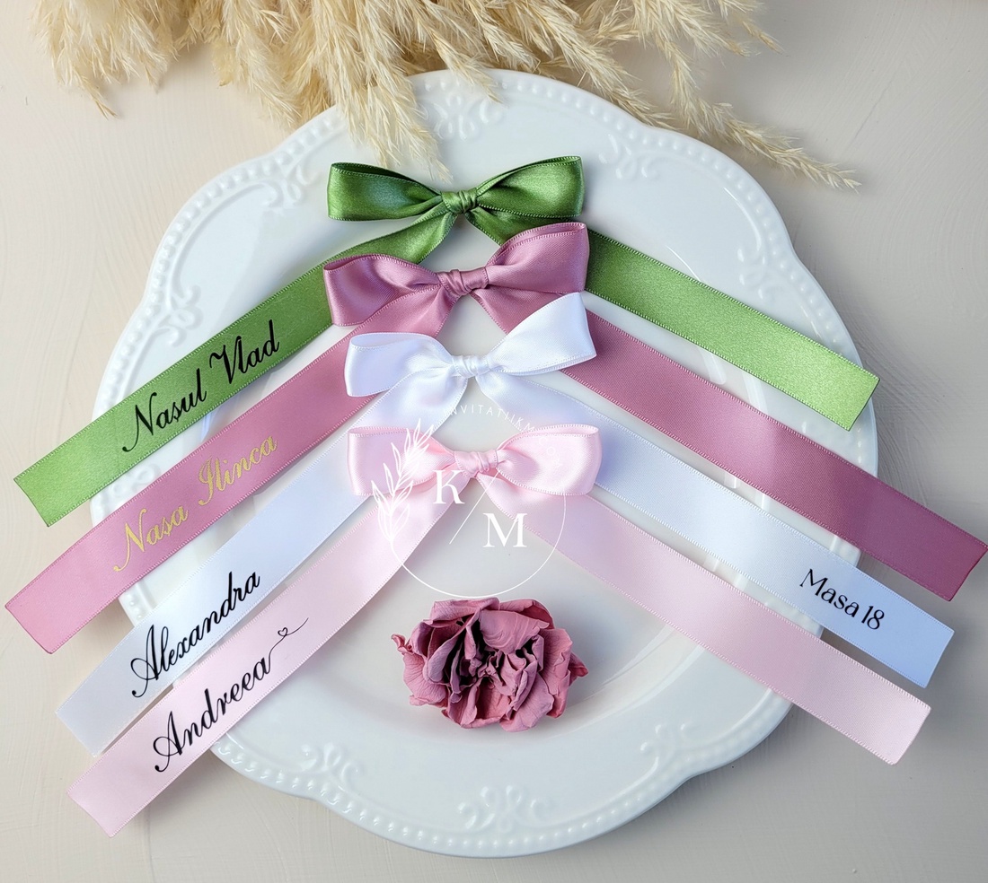 Set 4 fundite personalizate din satin pentru pahare/umerase/meniuri nunta - accesorii nuntă - materiale decor pentru nuntă - decorațiuni nuntă - Artynos.ro