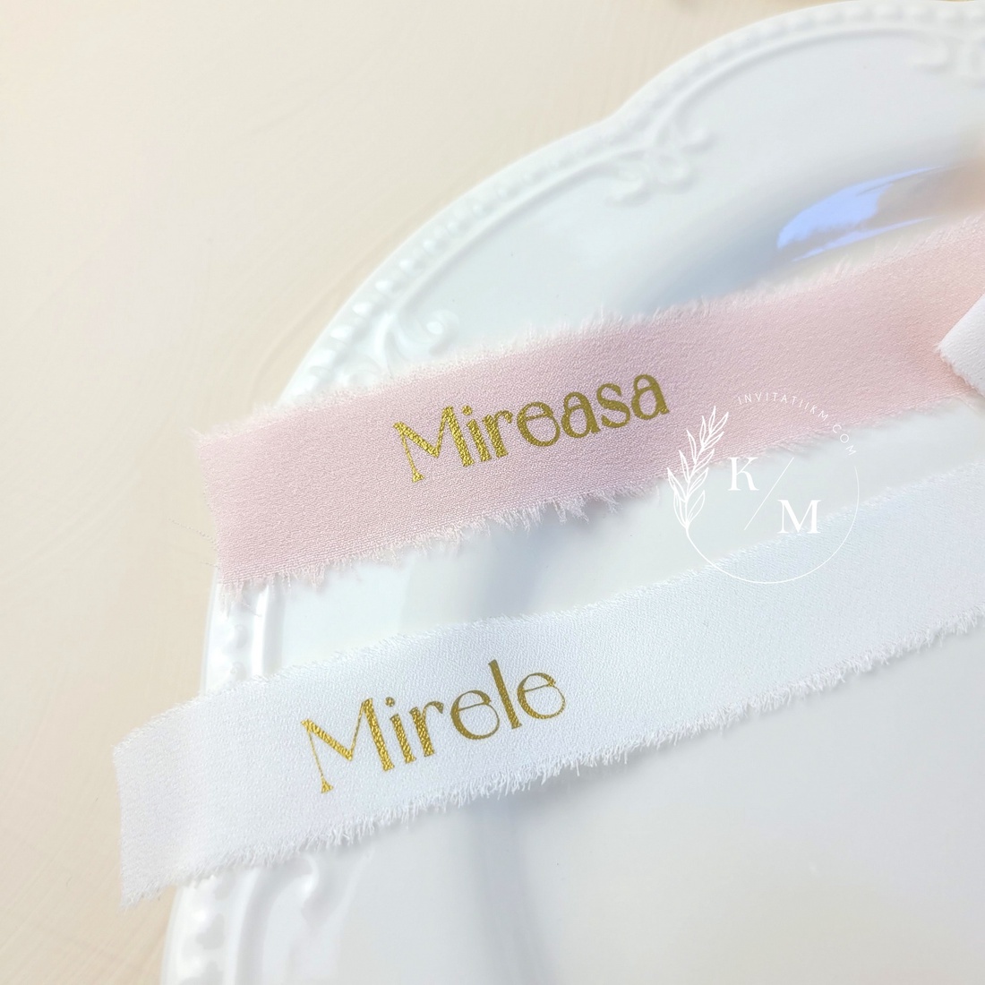 Set 4 fundite personalizate din matase pentru pahare/umerase/meniuri nunta - accesorii nuntă - materiale decor pentru nuntă - decorațiuni nuntă - Artynos.ro