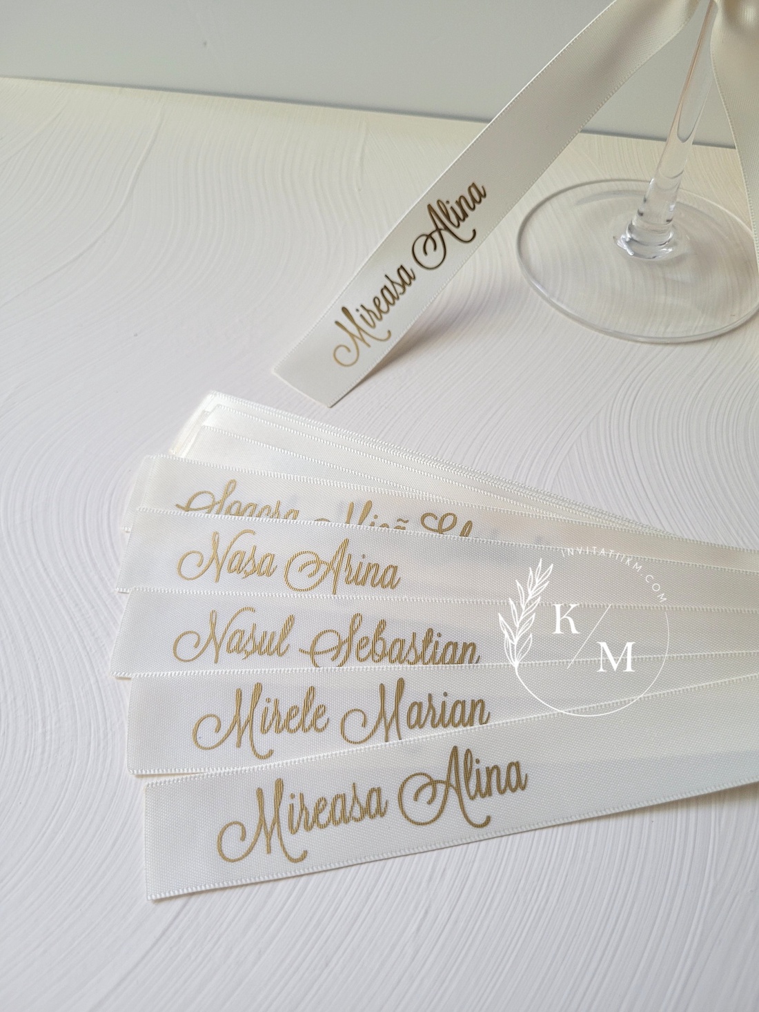 Set 10 panglici personalizate din satin pentru pahare/umerase/meniuri nunta - accesorii nuntă - materiale decor pentru nuntă - decorațiuni nuntă - Artynos.ro