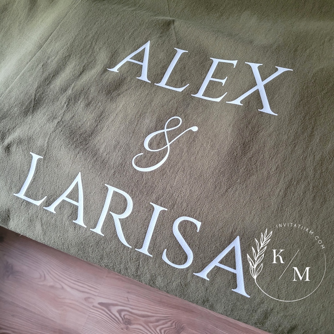 Panou textil intampinare nunta verde olive - accesorii nuntă - materiale decor pentru nuntă - tablouri și indicatoare nuntă - Artynos.ro