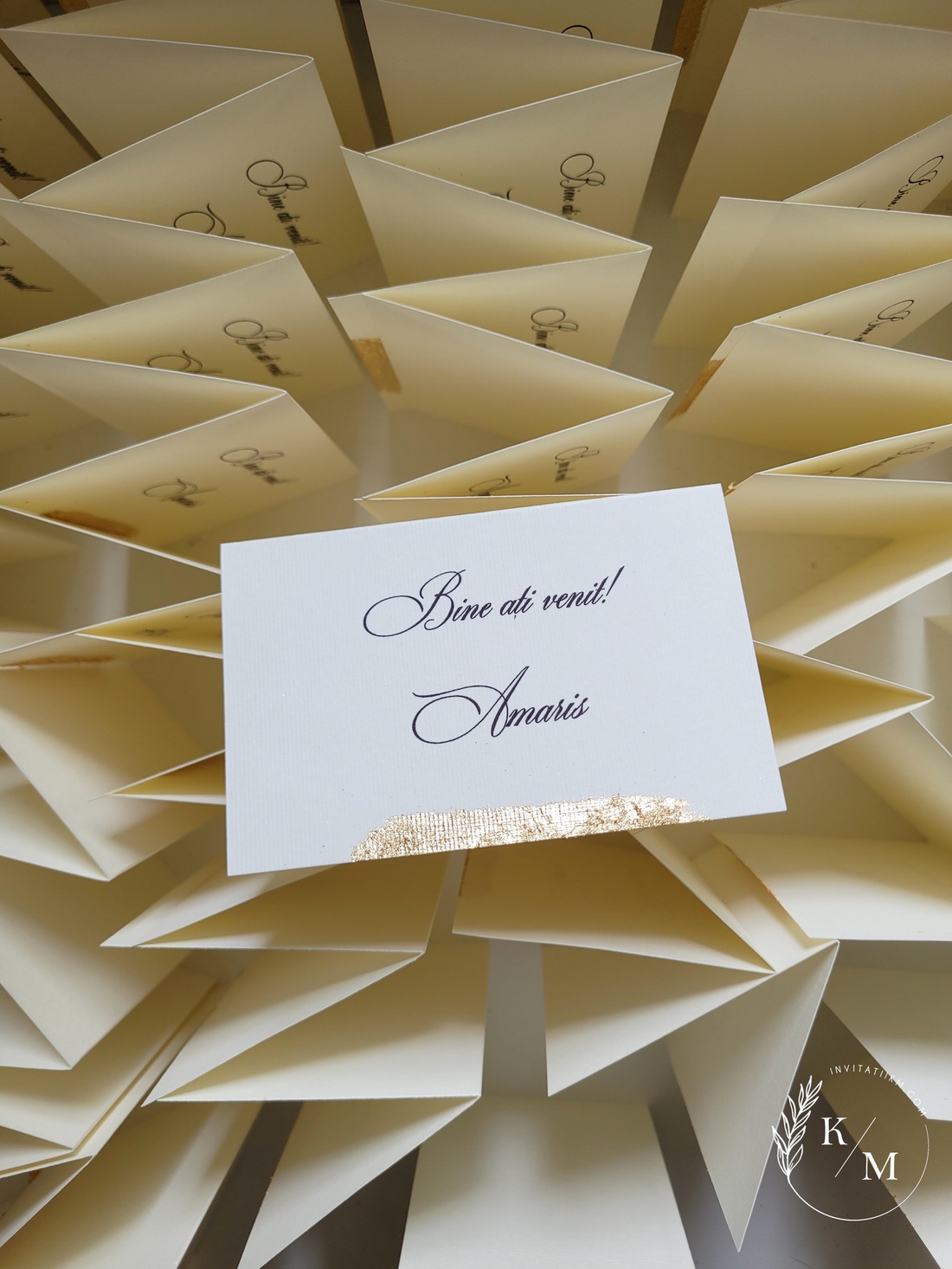 Set 50 Carduri asezare/place card-uri nunta cu detalii aurii si nume invitat - accesorii nuntă - invitații și felicitări de nuntă - invitații nuntă - Artynos.ro