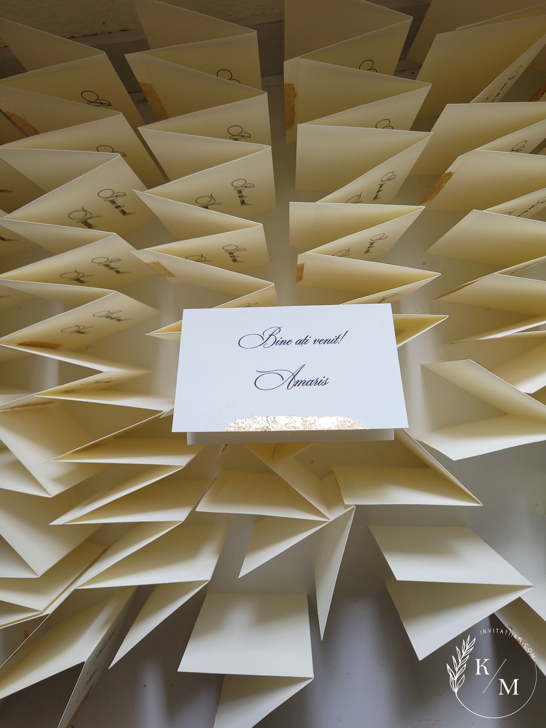 Set 50 Carduri asezare/place card-uri nunta cu detalii aurii si nume invitat - accesorii nuntă - invitații și felicitări de nuntă - invitații nuntă - Artynos.ro