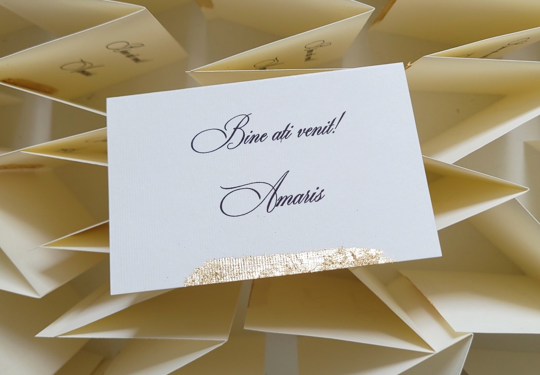 Set 50 Carduri asezare/place card-uri nunta cu detalii aurii si nume invitat - accesorii nuntă - invitații și felicitări de nuntă - invitații nuntă - Artynos.ro