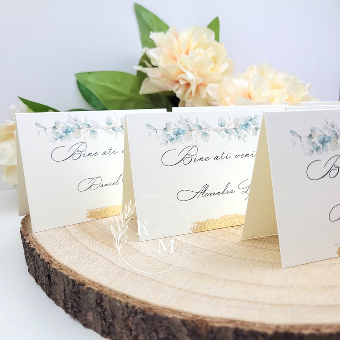 Set 50 Carduri asezare/place card-uri nunta cu eucalipt, detalii aurii si nume invitat - accesorii nuntă - invitații și felicitări de nuntă - invitații nuntă - Artynos.ro