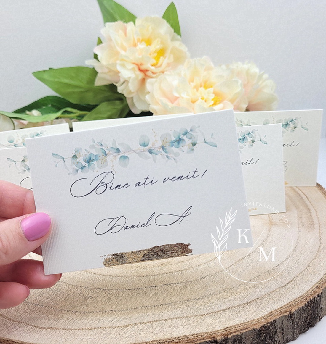 Set 50 Carduri asezare/place card-uri nunta cu eucalipt, detalii aurii si nume invitat - accesorii nuntă - invitații și felicitări de nuntă - invitații nuntă - Artynos.ro