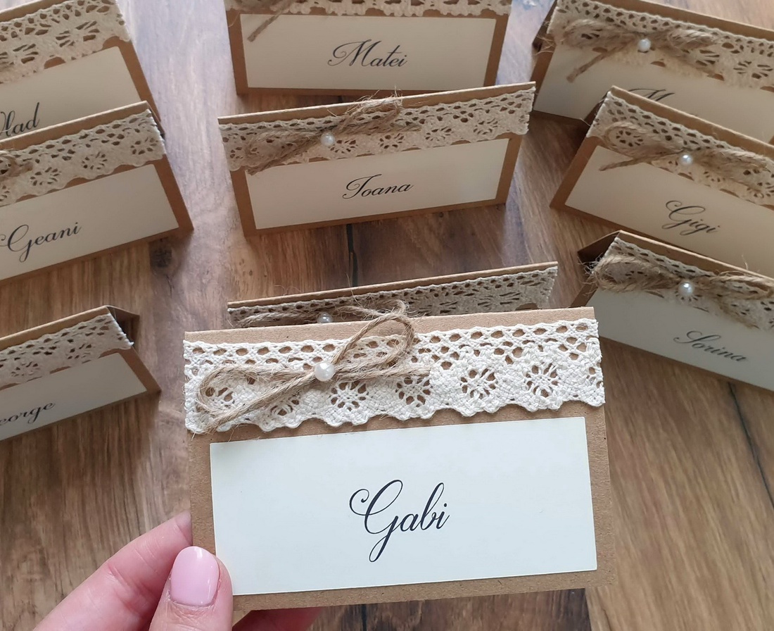 Set 25 Carduri asezare/place card-uri nunta din carton reciclat, dantela si perle - accesorii nuntă - invitații și felicitări de nuntă - invitații nuntă - Artynos.ro