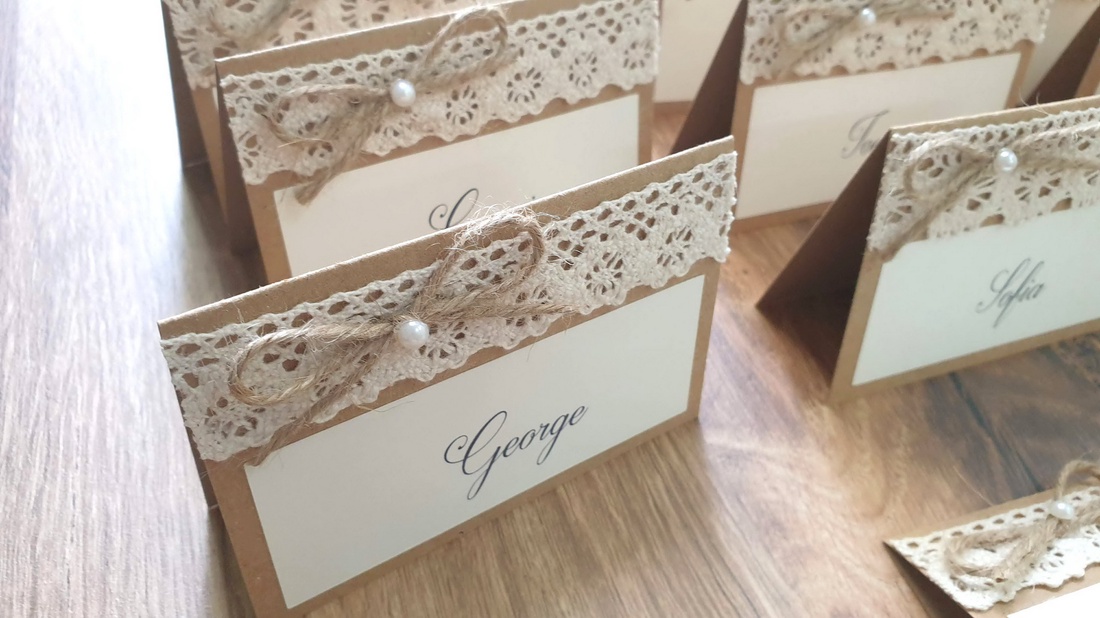 Set 25 Carduri asezare/place card-uri nunta din carton reciclat, dantela si perle - accesorii nuntă - invitații și felicitări de nuntă - invitații nuntă - Artynos.ro