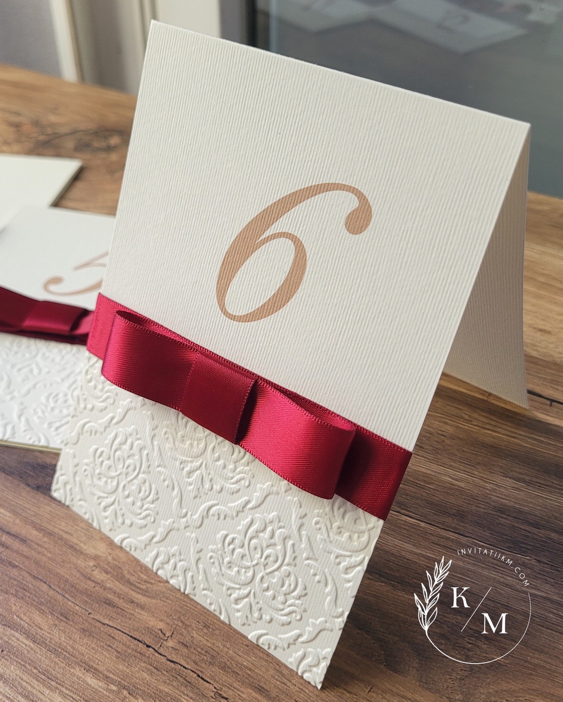 Set 10 Numere de masa nunta embosate si fundite burgundy - accesorii nuntă - invitații și felicitări de nuntă - meniu nunți și cărți meniu - Artynos.ro