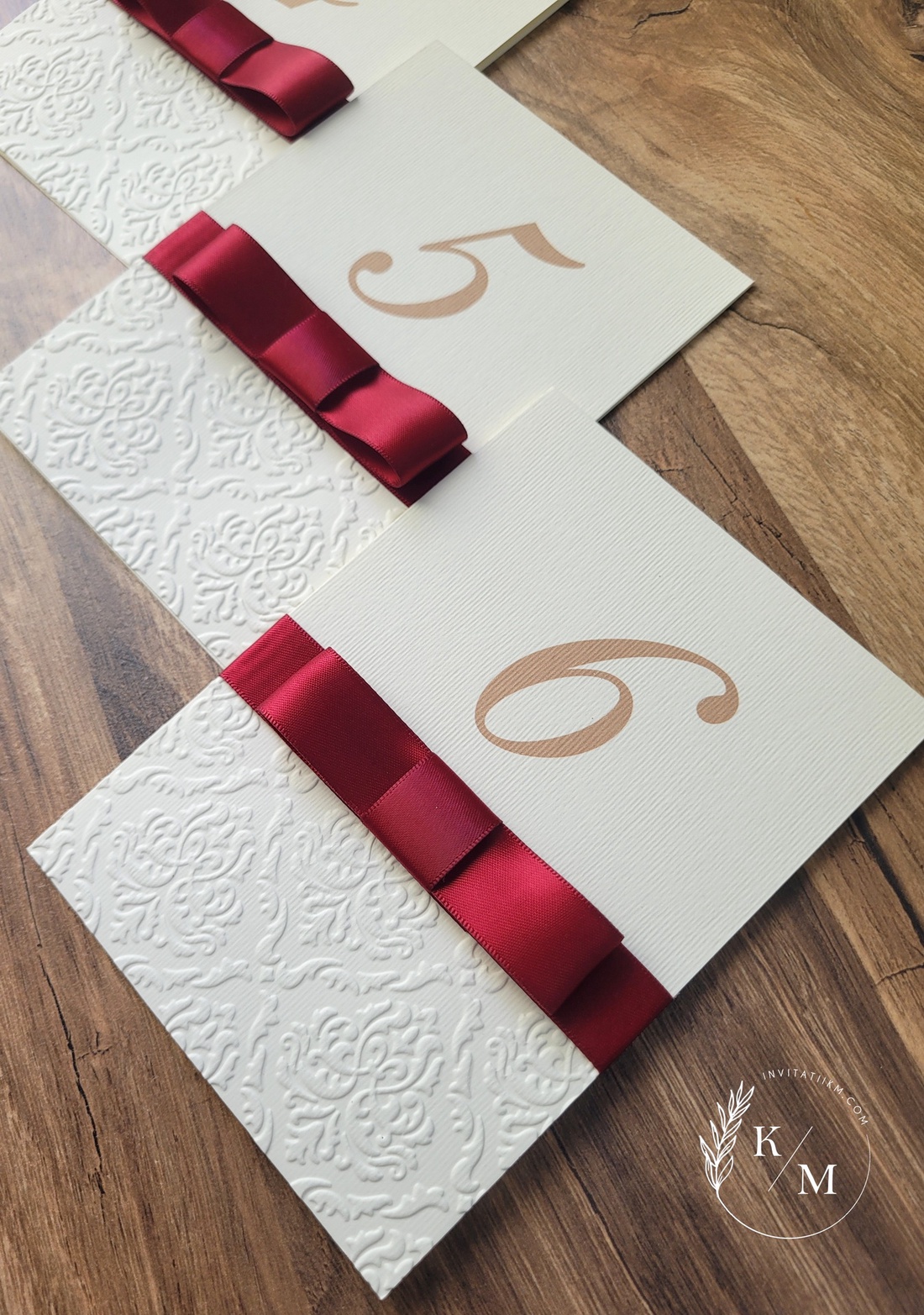 Set 10 Numere de masa nunta embosate si fundite burgundy - accesorii nuntă - invitații și felicitări de nuntă - meniu nunți și cărți meniu - Artynos.ro