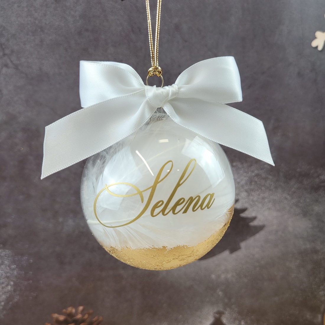 Glob de Crăciun Personalizat cu Foiță Aurie Aplicată Manual și Puf Delicat - crăciun - decorațiuni de crăciun de casă - globuri de crăciun - Artynos.ro