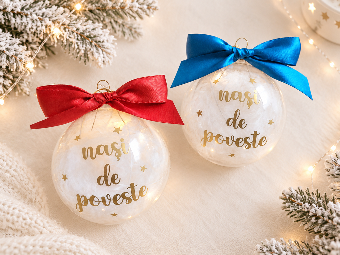 Glob de Crăciun personalizat Nasi de poveste, umplut cu puf alb - crăciun - decorațiuni de crăciun de casă - globuri de crăciun - Artynos.ro