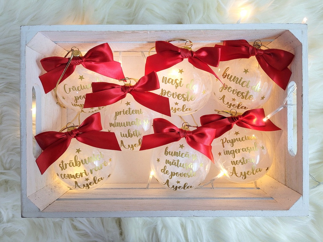 Set 8 Globuri de Crăciun personalizate pentru familie, umplute cu puf alb - crăciun - decorațiuni de crăciun de casă - globuri de crăciun - Artynos.ro