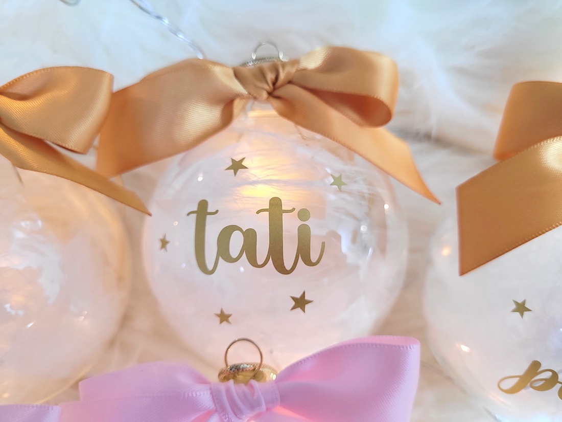 Set 8 Globuri de Crăciun personalizate pentru familie, umplute cu puf alb - crăciun - decorațiuni de crăciun de casă - globuri de crăciun - Artynos.ro