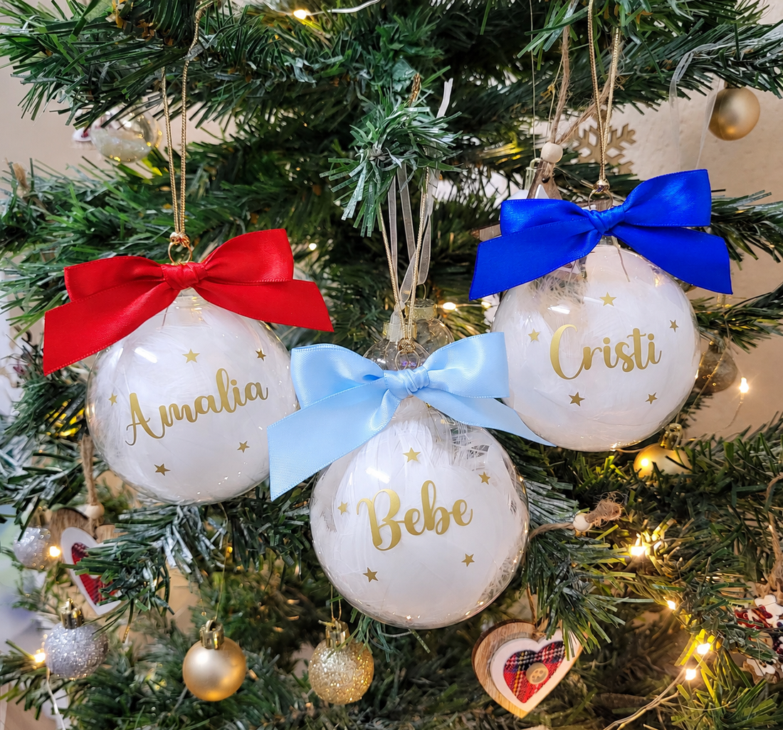 Set 4 Globuri de Crăciun personalizate pentru familie, umplute cu puf alb - crăciun - decorațiuni de crăciun de casă - globuri de crăciun - Artynos.ro