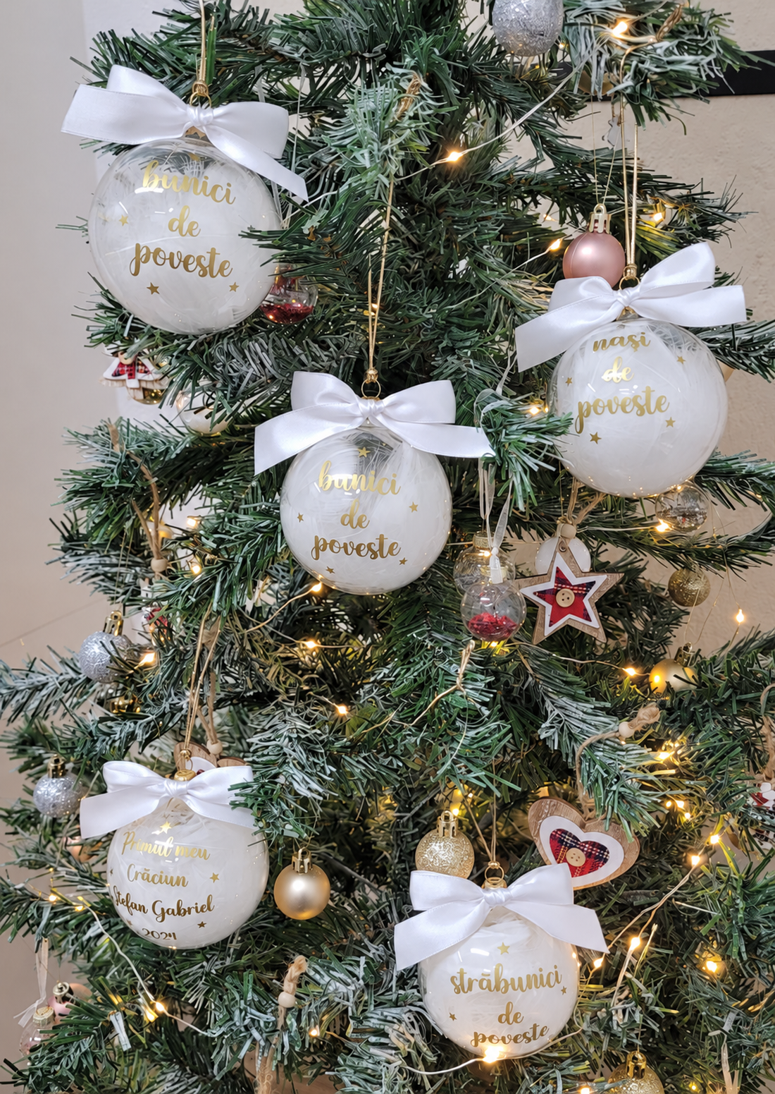 Set 4 Globuri de Crăciun personalizate pentru familie, umplute cu puf alb - crăciun - decorațiuni de crăciun de casă - globuri de crăciun - Artynos.ro
