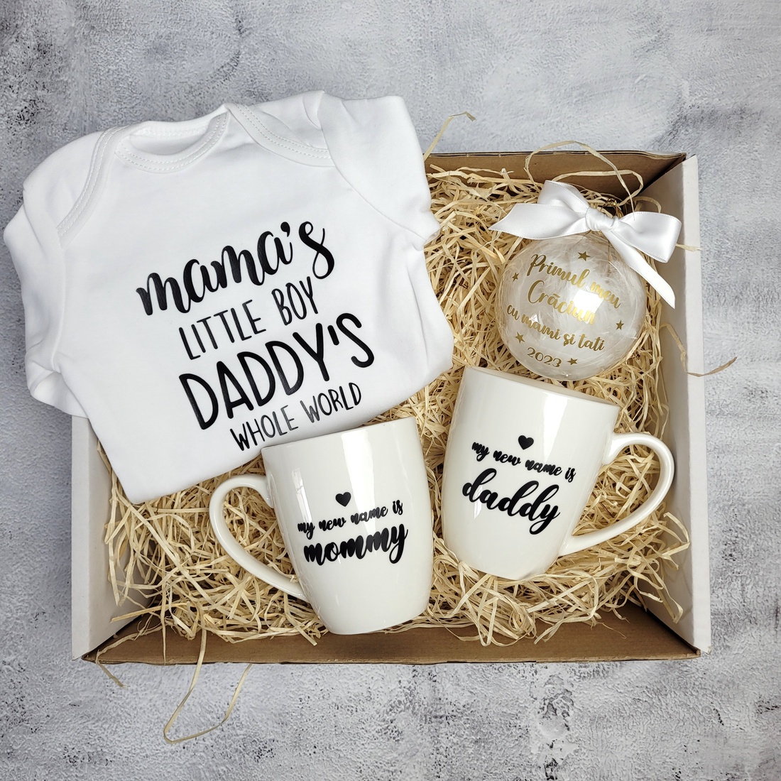 Cadou de Craciun pentru parinti si bebelus My New Name is Mommy/Daddy - crăciun - decorațiuni de crăciun de casă - globuri de crăciun - Artynos.ro