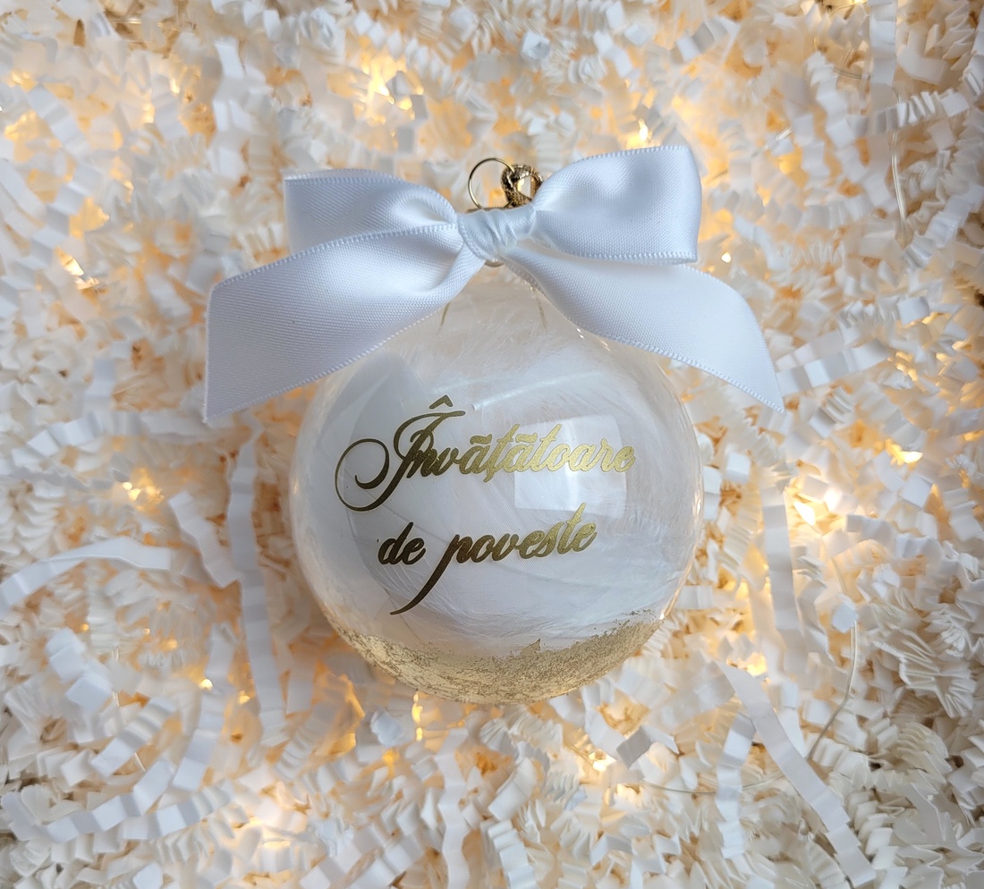 Glob de Crăciun Personalizat Invățătoare de poveste cu Foiță Aurie Aplicată Manual și Puf Delicat - crăciun - decorațiuni de crăciun de casă - globuri de crăciun - Artynos.ro