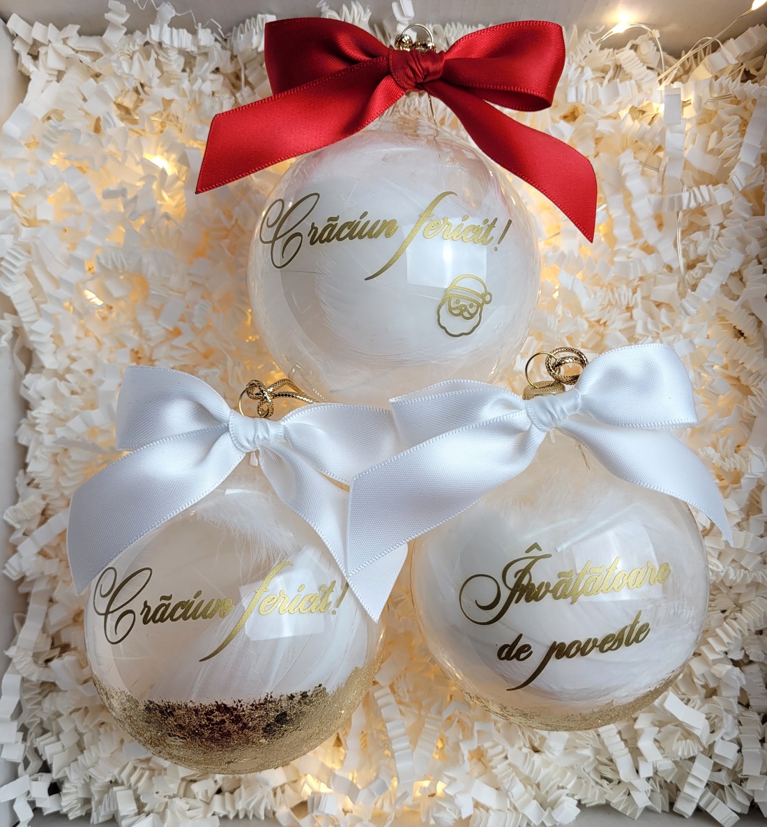 Glob de Crăciun Personalizat Invățătoare de poveste cu Foiță Aurie Aplicată Manual și Puf Delicat - crăciun - decorațiuni de crăciun de casă - globuri de crăciun - Artynos.ro