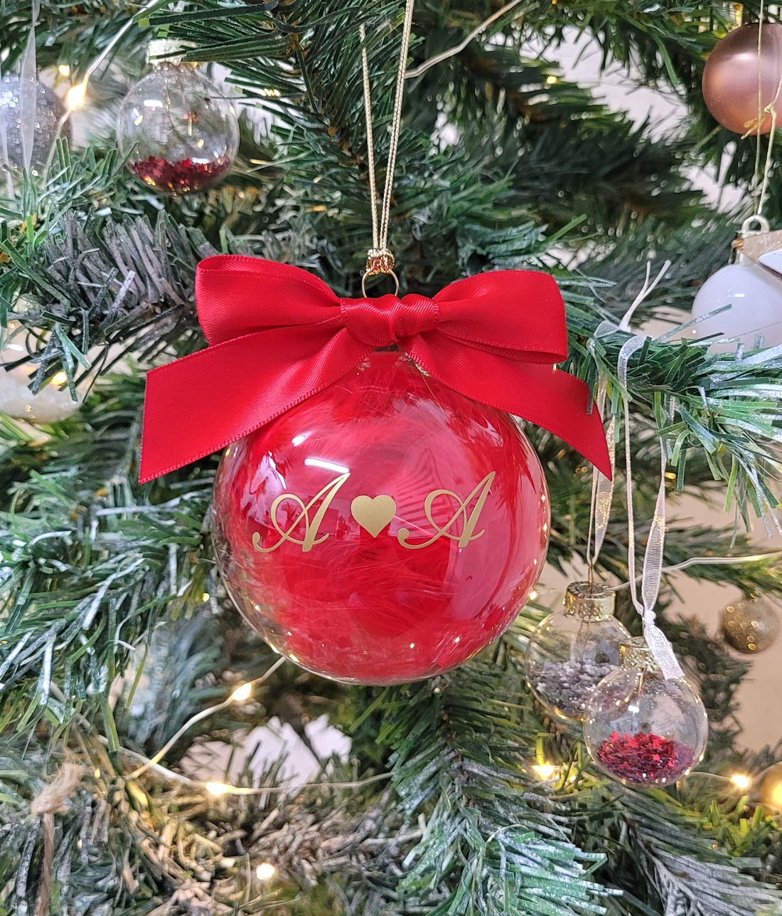 Glob de Crăciun personalizat cu nume, umplut cu puf roșu - crăciun - decorațiuni de crăciun de casă - globuri de crăciun - Artynos.ro