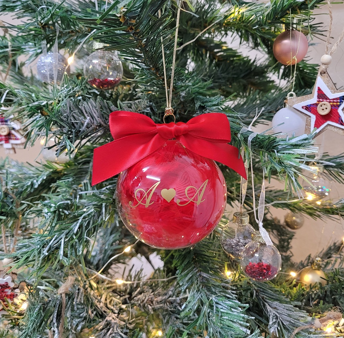 Glob de Crăciun personalizat cu nume, umplut cu puf roșu - crăciun - decorațiuni de crăciun de casă - globuri de crăciun - Artynos.ro