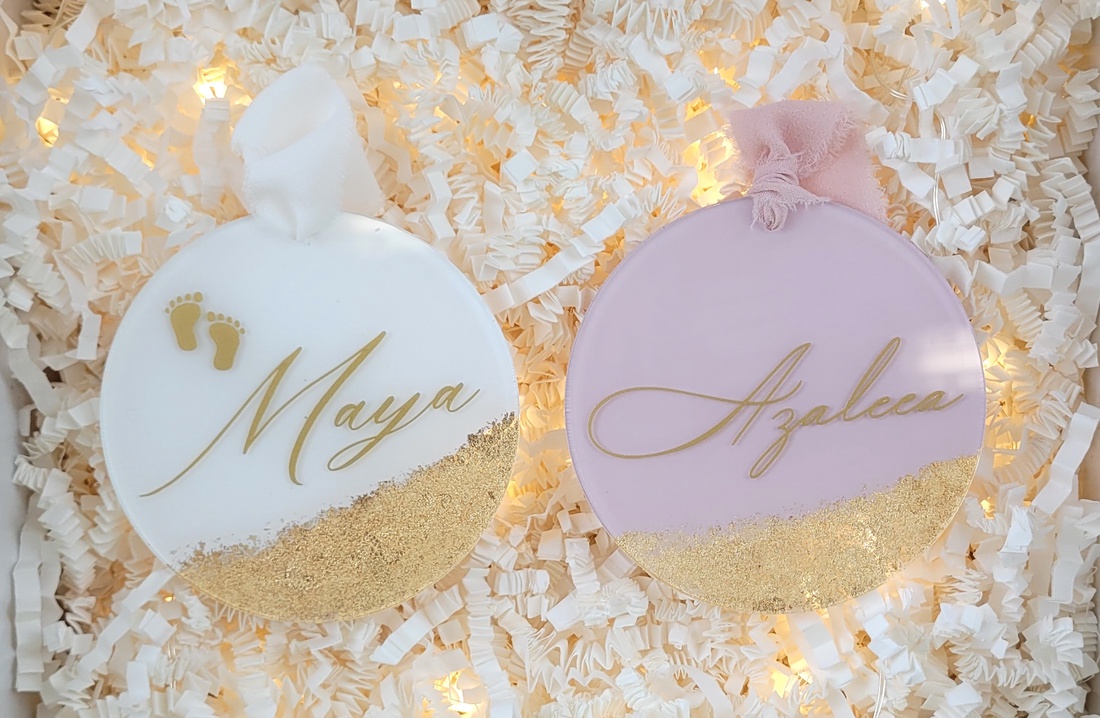 Ornament de Crăciun din plexiglas cu foiță aurie, personalizat cu nume, roz antic, pentru fetiță - crăciun - decorațiuni de crăciun de casă - globuri de crăciun - Artynos.ro