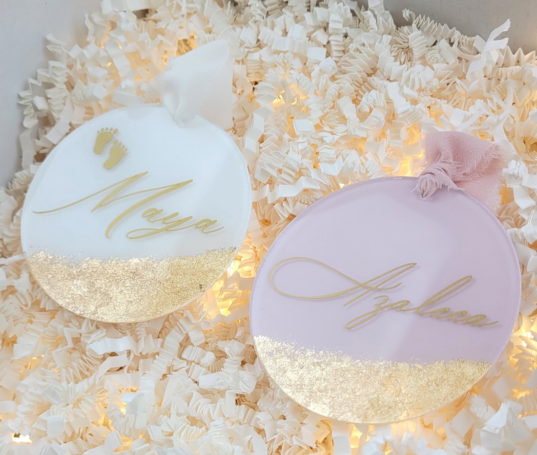 Ornament de Crăciun din plexiglas cu foiță aurie, personalizat cu nume, roz antic, pentru fetiță - crăciun - decorațiuni de crăciun de casă - globuri de crăciun - Artynos.ro