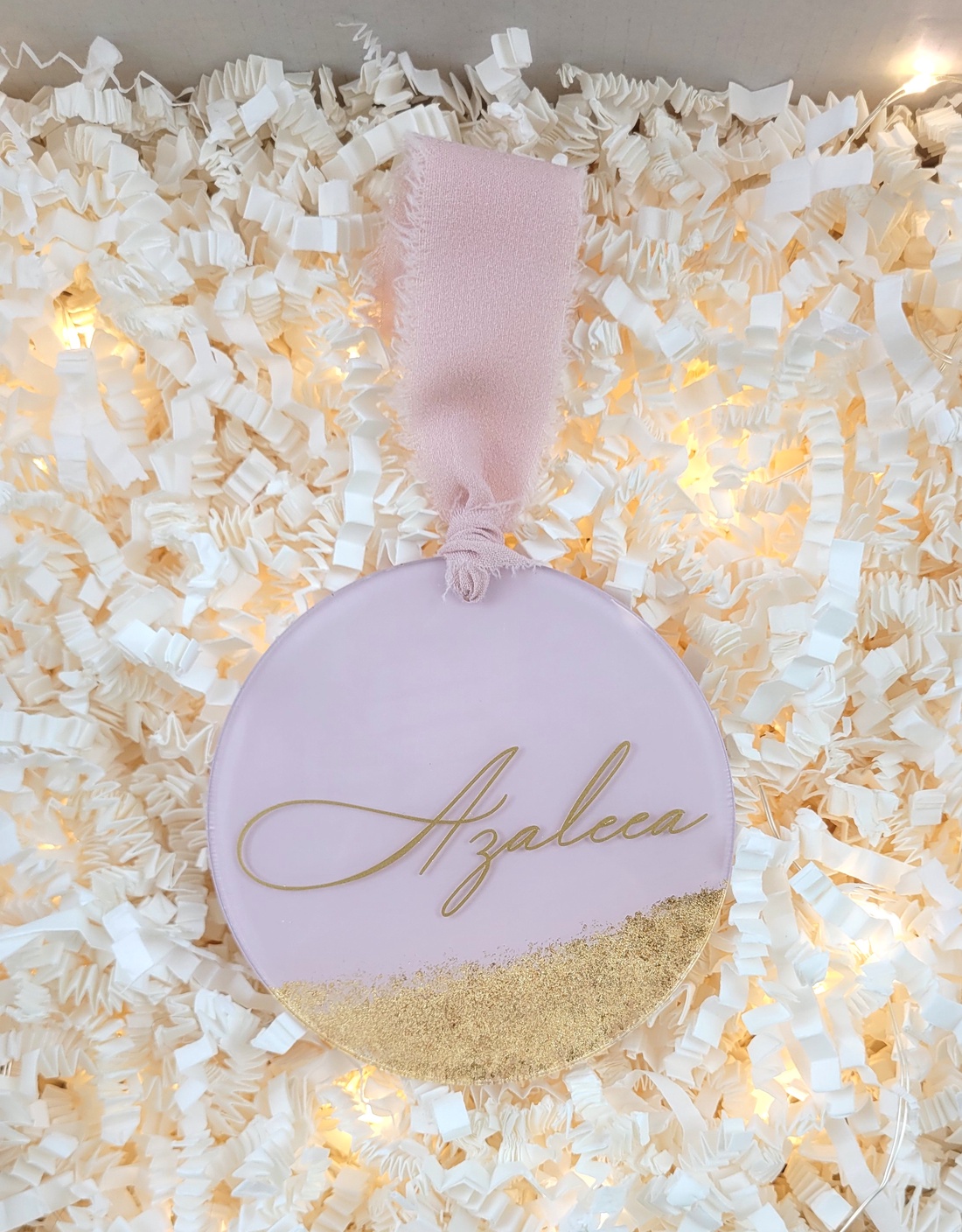 Ornament de Crăciun din plexiglas cu foiță aurie, personalizat cu nume, roz antic, pentru fetiță - crăciun - decorațiuni de crăciun de casă - globuri de crăciun - Artynos.ro