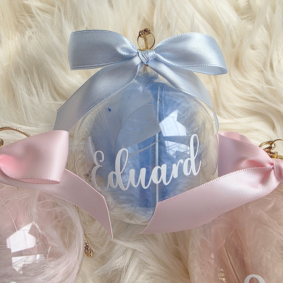 Glob de Crăciun personalizat cu nume, umplut cu puf albastru - crăciun - decorațiuni de crăciun de casă - globuri de crăciun - Artynos.ro