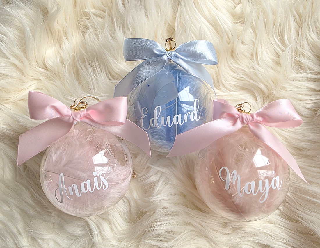 Glob de Crăciun personalizat cu nume, umplut cu puf roz prafuit - crăciun - decorațiuni de crăciun de casă - globuri de crăciun - Artynos.ro