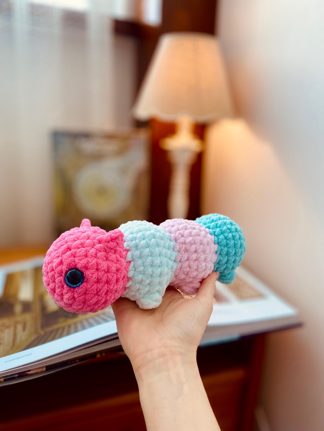 Jucarie crosetata amigurumi omida colorata 24 cm handmade - jucării și echipamente pentru copii - plușuri - păpușă croșetată, păpușă de pluș - Artynos.ro Jucarie crosetata amigurumi omida colorata 24 cm handmade - jucării și echipamente pentru copii - plușuri - păpușă croșetată, păpușă de pluș - Artynos.ro