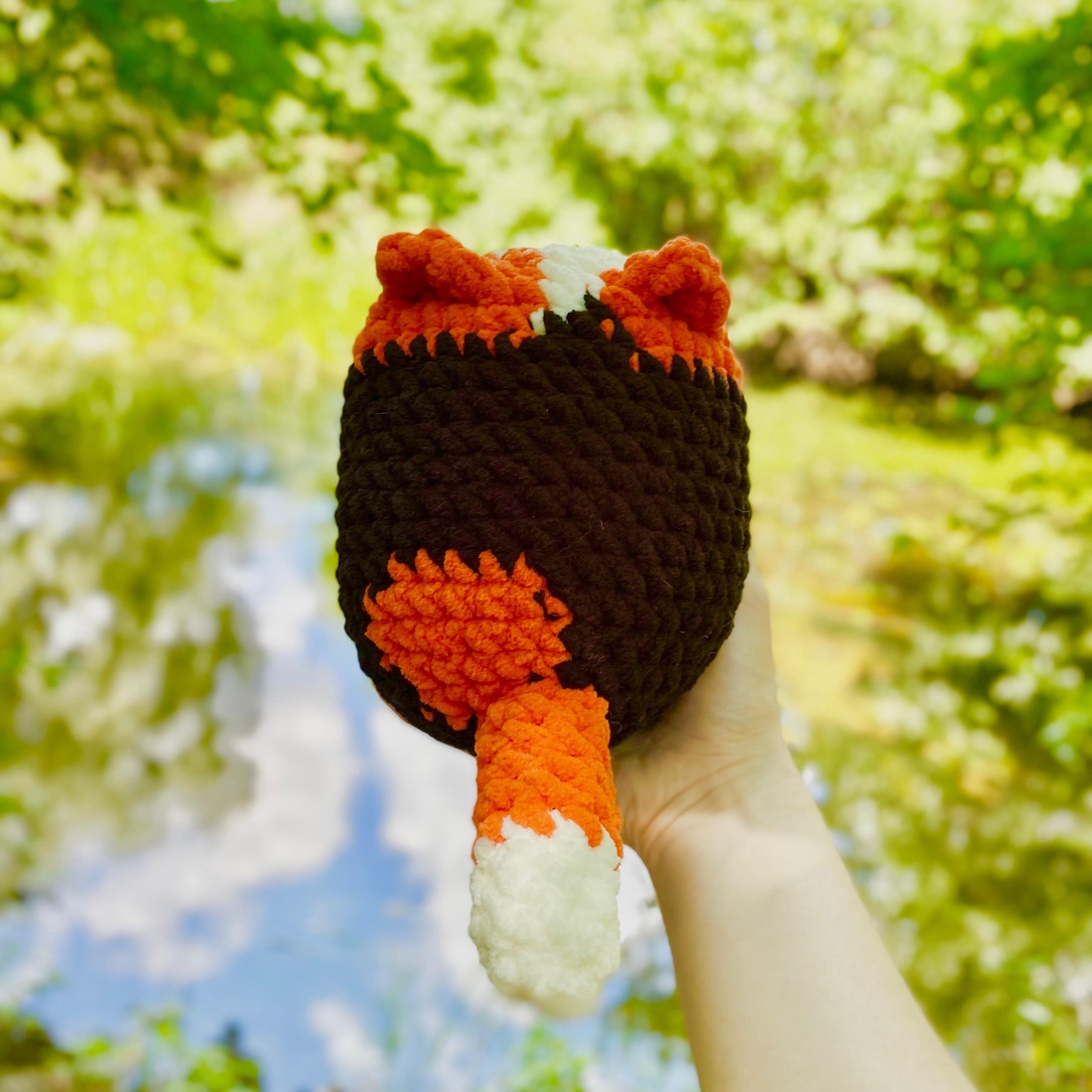 Jucarie crosetata amigurumi pisica calico 21 cm handmade - jucării și echipamente pentru copii - plușuri - păpușă croșetată, păpușă de pluș - Artynos.ro