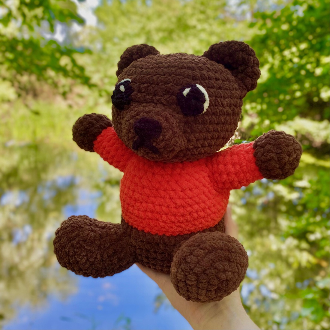Jucarie crosetata amigurumi urs cu pulover 25x27 cm handmade - jucării și echipamente pentru copii - jucării bebeluși - pături bebeluși - Artynos.ro