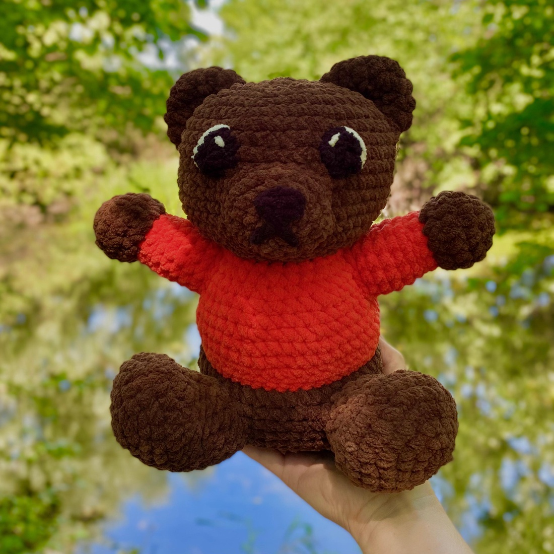 Jucarie crosetata amigurumi urs cu pulover 25x27 cm handmade - jucării și echipamente pentru copii - jucării bebeluși - pături bebeluși - Artynos.ro
