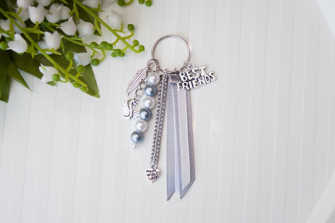 Breloc, ornament pentru geantă - Best Friends gri - - Artynos.ro Breloc, ornament pentru geantă - Best Friends gri - - Artynos.ro