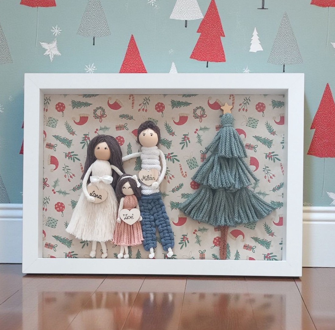 Cadou de Crăciun: portret de familie macramé personalizat în ramă albă (21x30 cm) - crăciun - cadouri de moș crăciun - cadouri de moș crăciun - Artynos.ro