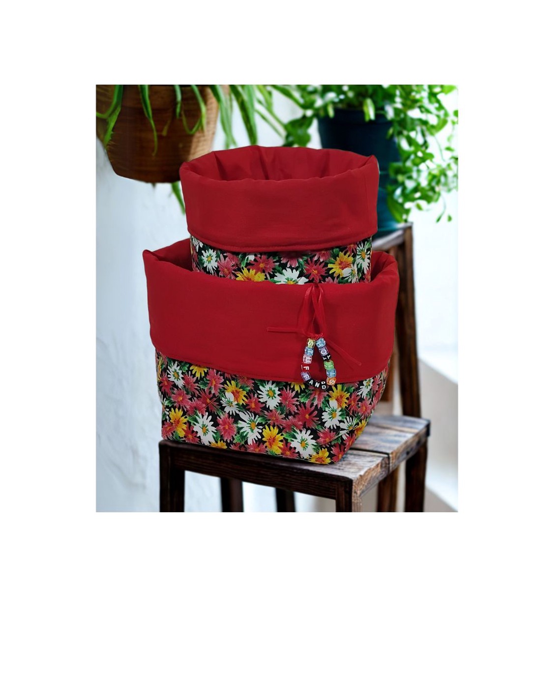 Două coșuri textile roșii cu flori - depozitare distractivă și practică pentru bucătărie, baie sau dormitor. - - Artynos.ro Două coșuri textile roșii cu flori - depozitare distractivă și practică pentru bucătărie, baie sau dormitor. - - Artynos.ro