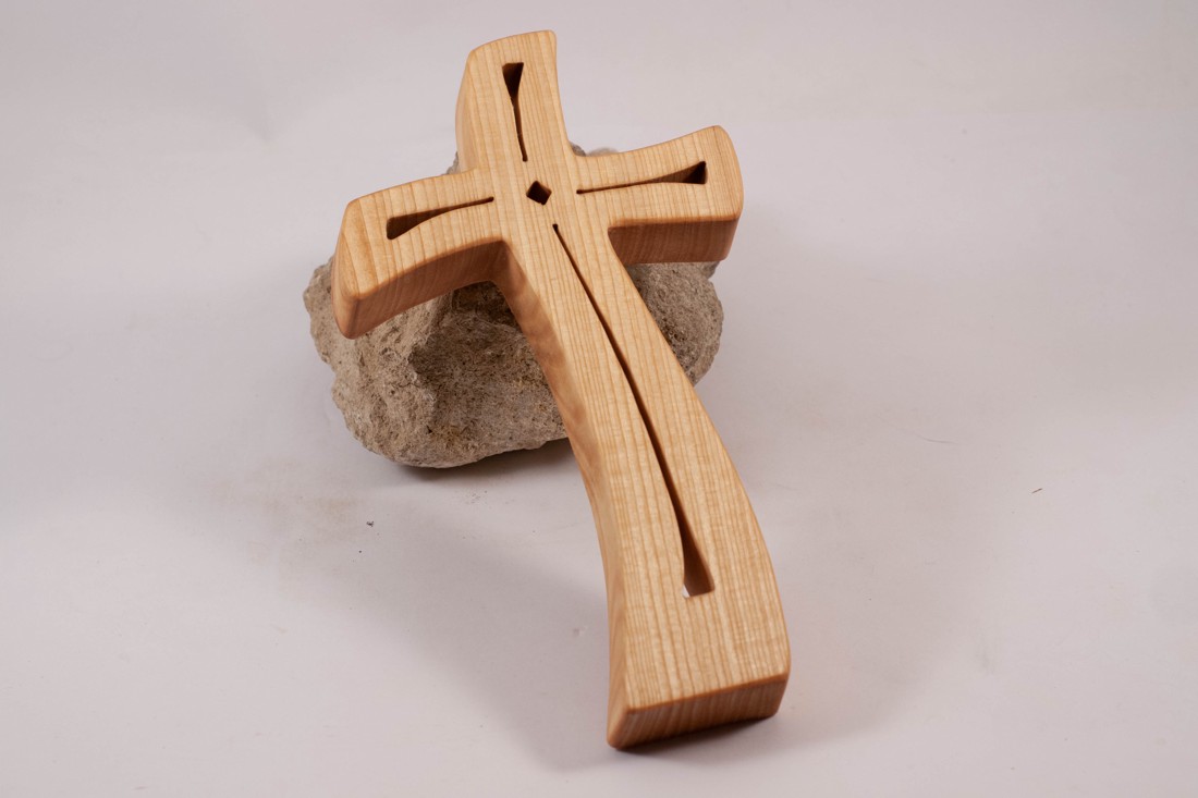 Cruce din lemn modelată, cruce de perete - - Artynos.ro Cruce din lemn modelată, cruce de perete - - Artynos.ro