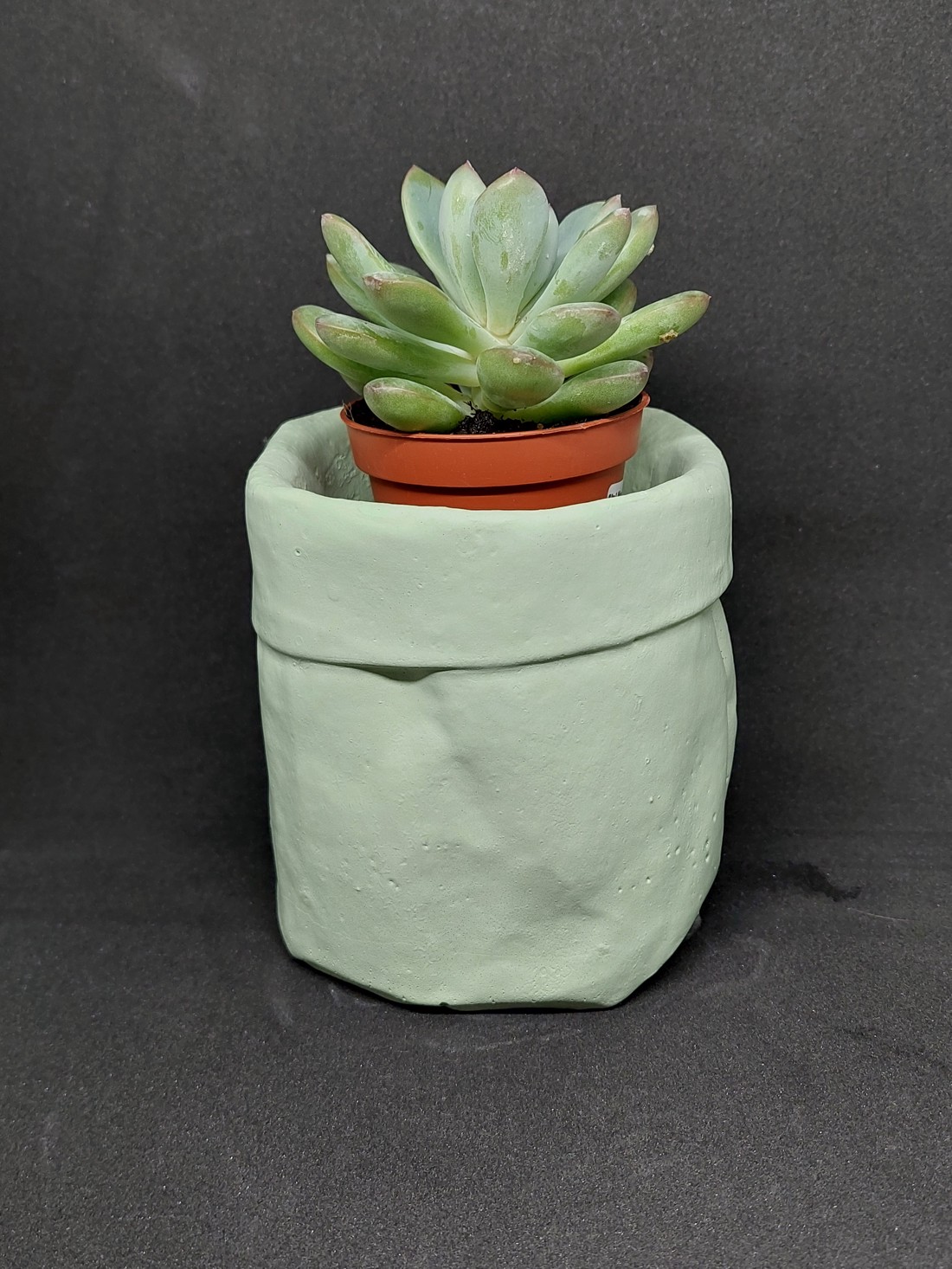 Ghiveci de beton în formă de sac încrețit de culoare verde deschis - - Artynos.ro Ghiveci de beton în formă de sac încrețit de culoare verde deschis - - Artynos.ro